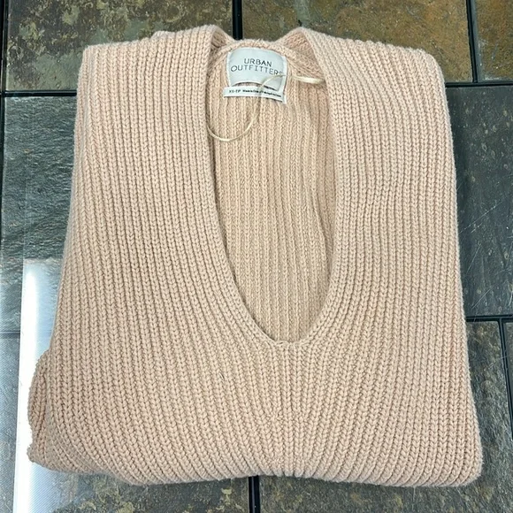 BNWOT URBAN OUTFITTERS VICTORIA OVER-SIZED SLOUCHY V-NECK BEIGE SWEATER SIZE XS - Picture 9 of 9